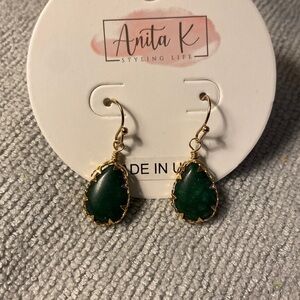 💫$10 add on. NWT Deep Green Drop Stone Delicate Earrings.